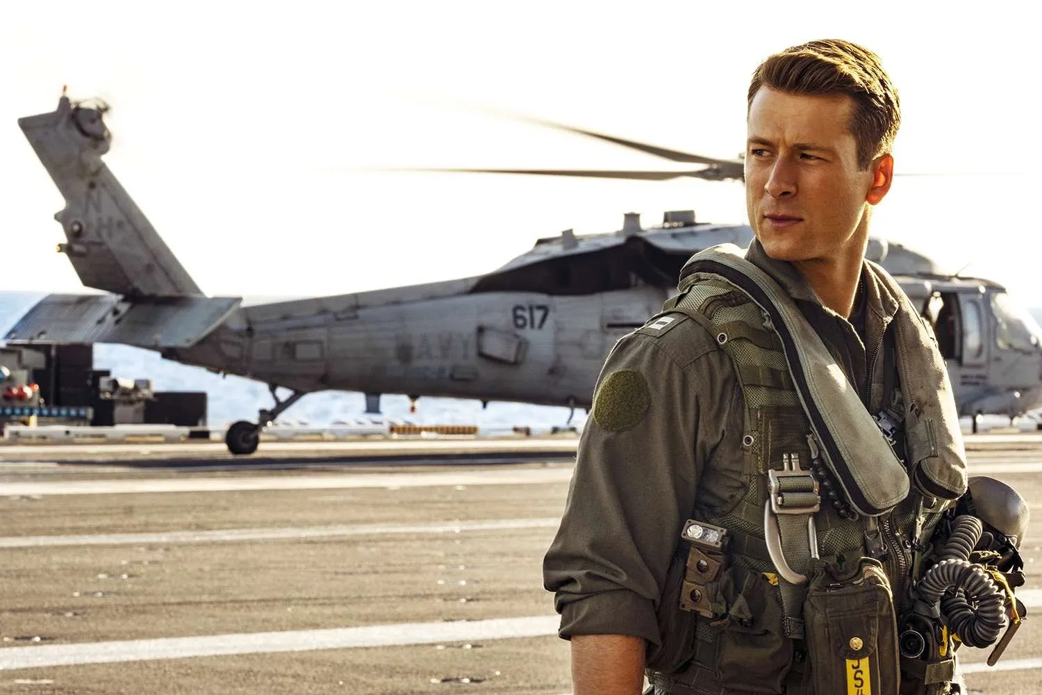 glen-powell-top-gun-maverick-082222-2e52072ed599482691bc7403b142123b